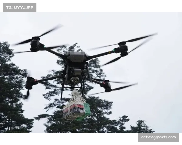 球迷用无人机悬挂抗议标语飞入场地上空，比赛被迫暂停