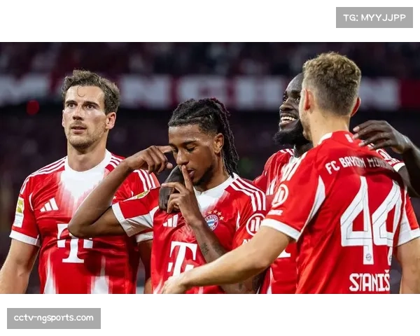 特写:拜仁新援穆阿尼在训练结束后加练射门至夜幕降临